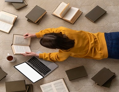 medium-shot-woman-with-books_23-2148943201